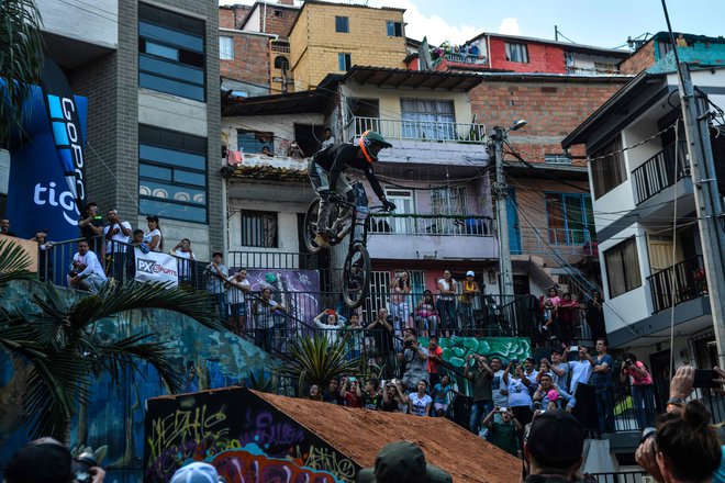 Mehiški ekstremni gorski kolesar Nicolas Cantu v akciji na urbanem downhill Challengu v Medellinu.Tekmovanje v Medellinu je postavilo nov Guinnessov svetovni rekord z najdaljšo progo v urbanem okolju.&nbsp;Foto Camilo Gil Afp