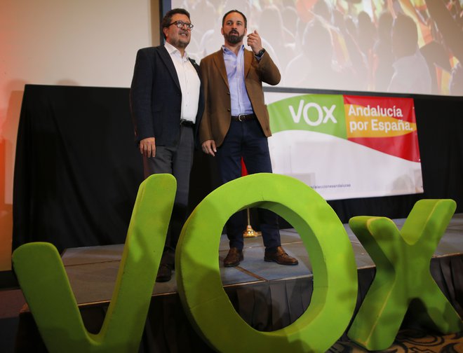 Regionalni kandidat španske skrajno desne stranke Vox&nbsp;Francisco Serrano (levo) in njen predsednik&nbsp;Santiago Abascal.&nbsp;Foto: Jon Nazca/Reuters