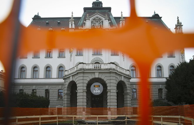 Števec na pročelju sedeža Univerze v Ljubljani odšteva dneve do njenega stotega rojstnega dneva. FOTO: Jože Suhadolnik