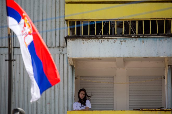 V Kosovski Mitrovici je bil danes tudi protestni sprehod žena proti diskriminatornim carinam, ki jih je uvedla Priština. FOTO: Vladimir Zivojinović/AFP