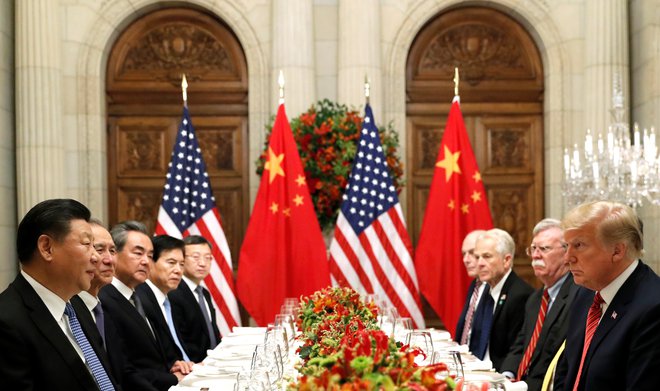 Kitajsko-ameriška večerja v Buenos Airesu je prinesla trgovinsko premirje in hkrati dvom o nekdanji odločnosti predsednika ZDA. FOTO: Reuters
