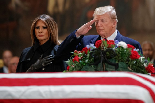 Ameriški predsednik Donald Trump in prva dama Melania sta prispela v kongresno palačo, da počastita spomin na Georgea H. W. Busha. FOTO: AFP