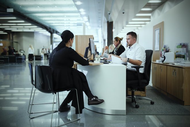 Stranke od bank poleg hitrih in digitaliziranih storitev pričakujejo tudi kompleksnost svetovanja pri njihovih ključnih finančnih odločitvah. FOTO: Uroš Hočevar/Delo