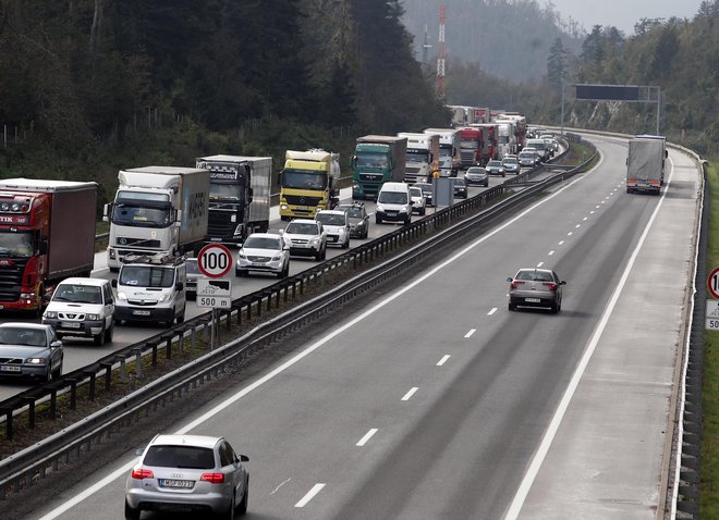 V mednarodnem prometu bo uporaba pametnih tahografov druge generacije obvezna do konca leta 2024. Foto Ljubo Vukelič/Delo