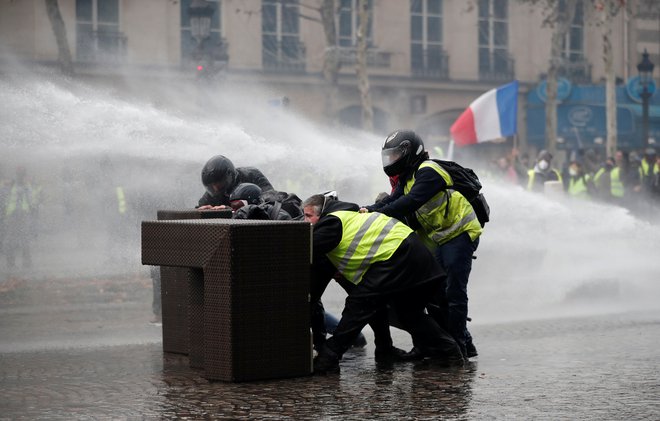 Protestniki v Parizu. FOTO: Reuters