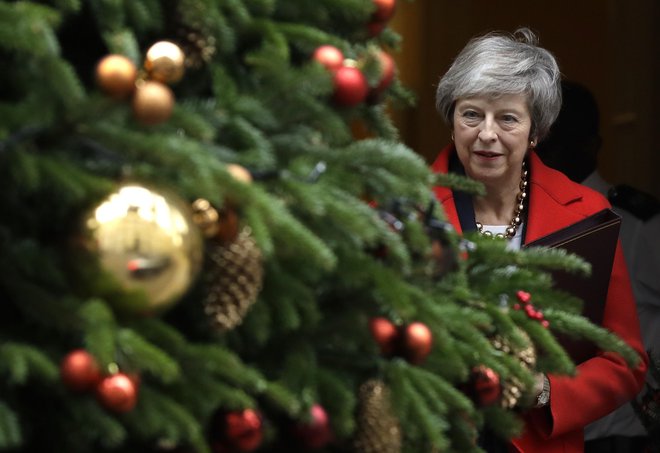 Theresa May je odločena, da bo božič preživela na Downing Streetu 10, tudi če britanski parlament prihodnji teden zavrne njen ločitveni dogovor z EU. Foto AP