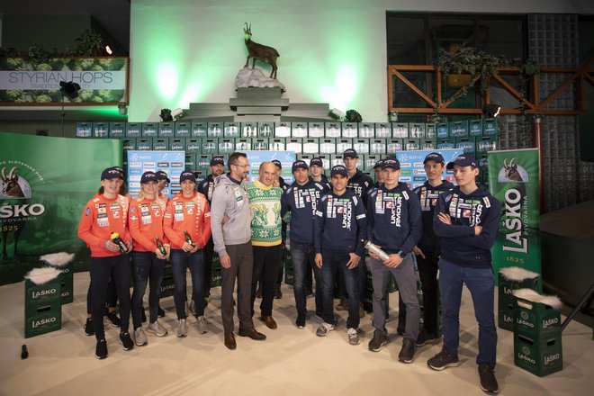 Skakalke in skakalci so se včeraj zbrali v Pivovarni Laško, ki bo njihov sponzor še naslednjih pet let, torej tudi še med nordijskim svetovnim prvenstvom, ki ga bo gostila Planica (2023). FOTO: Voranc Vogel/Delo