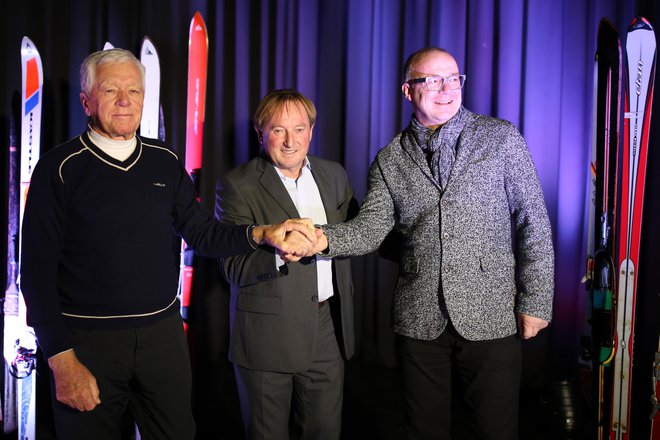 Tone Vogrinec, Bojan Križaj in Jure Franko ob otvoritvi stalne razstave v kulturnem domu v Tržiču FOTO: Tomi Lombar/Delo