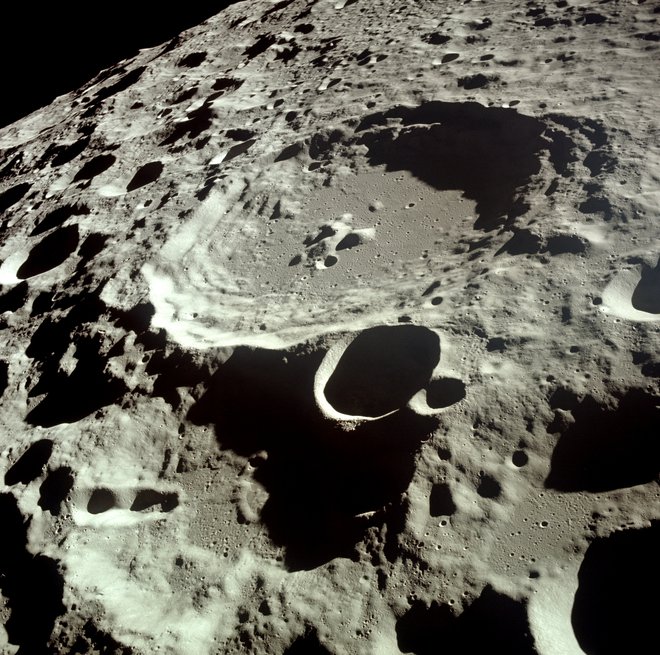 Temna stran meseca oziroma plat Lune, ki je ves čas obrnjena proč od Zemlje, je veliko bolj razgibana in posuta s kraterji. Foto Nasa, Apollo 11