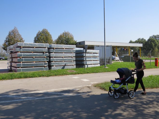 Sprejemno-registracijski center načrtujejo ob mejnem prehodu v Metliki in ob priljubljeni pešpoti do kopališča ob Kolpi. FOTO: Bojan Rajšek/Delo