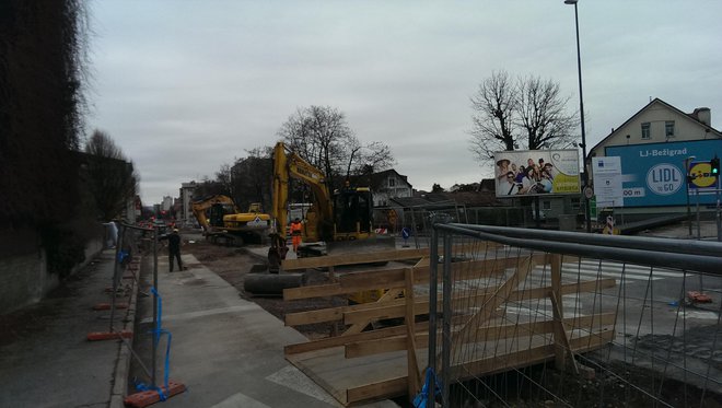 Na severnem delu štiripasovne Drenikove ulice že zasipavajo obnovljeni vročevod. FOTO Aleš Stergar/Delo