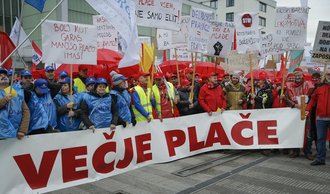 Protestni shod v Ljubljani. FOTO: Jože Suhadolnik