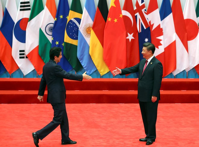 Od Japonske, ki je čedalje bolj v središču zapletene diplomacije na Daljnem vzhodu, pričakujejo, da bo dobra kitajska soseda. Na fotografiji kitajski predsednik Xi Jinping (desno) pozdravlja japonskega premiera Šinza Abeja na srečanju G20. FOTO: Reuters