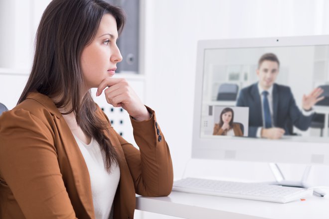 Ena od možnosti opravljanja razvojnih pogovorov, ki jo izkorišča čedalje več podjetij, so videokonference. Foto Shutterstock