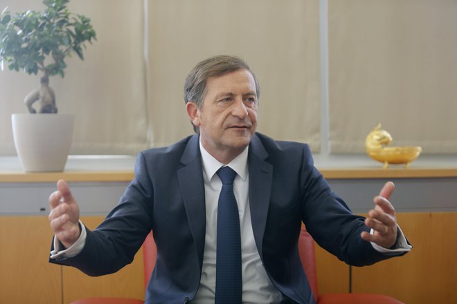 Minister Erjavec poudarja, da je za zneski, o katerih je govoril v petek, ministrstvo za obrambo.&nbsp;FOTO: Blaž Samec/Delo