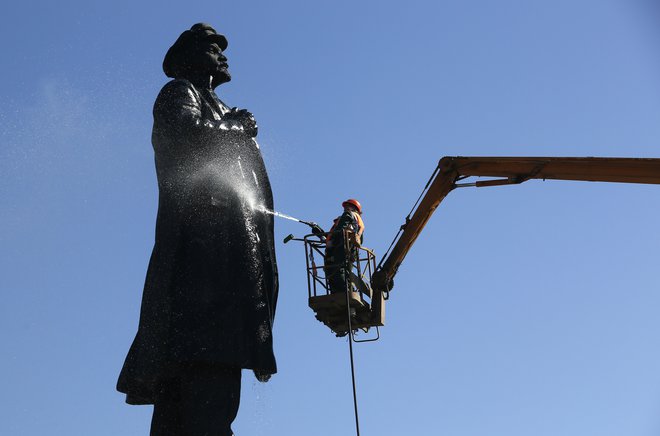 Lenin med čiščenjem FOTO: Reuters