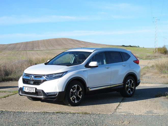 Hibridna honda CR-V je navzven podobna bencinsko gnani različici, a je njena vsebina zelo drugačna. Foto Blaž Kondža