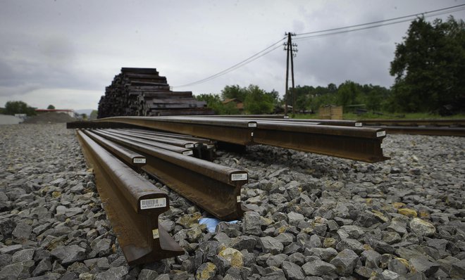 Civilni nadzorniki gradnje drugega tira ugotavljajo, da v tem projektu na državni ravni niso optimalno organizirani. FOTO: Jože Suhadolnik/Delo