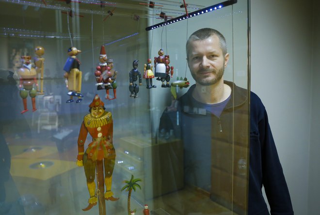 Za dobro ped velike lesene marionete so prišle iz potujočega lutkovnega gledališča, pravi kustos v Narodnem muzeju Slovenije dr. Tomaž Lazar. FOTO Jože Suhadolnik