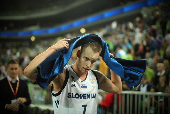 Klemen Prepelič (v reprezentančnem dresu) nocoj ni stopil na parket. FOTO: Jure Eržen/Delo