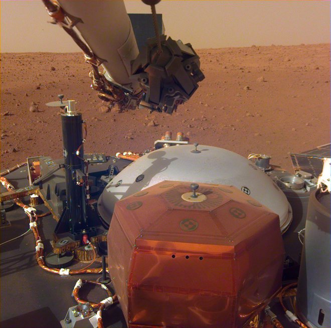 Insight: bakren šesterokotnik je seizmometer, za njim je zaščitni pokrov. FOTO: NASA/JPL-Caltech&nbsp;