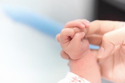 Starši dojenčka kljub izraziti podhranjenosti, težavam s kašljanjem in dihanjem ter splošnemu slabemu stanju niso odpeljali k zdravniku. FOTO: Getty Images