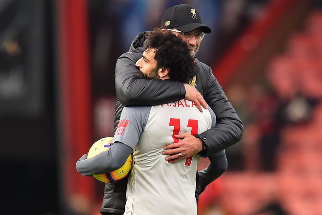 Trikratni strelec Mohamed Salah in Liverpoolov trener Jürgen Klopp sta se objela po visoki zmagi v Bournemouthu. FOTO: AFP