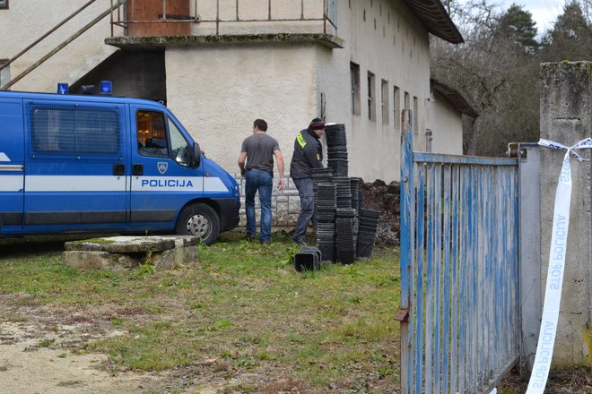 Kriminalisti in policisti so tri dni preiskovali domačijo v Praprečah pri Šentjerneju. FOTO: Tanja Jakše Gazvoda