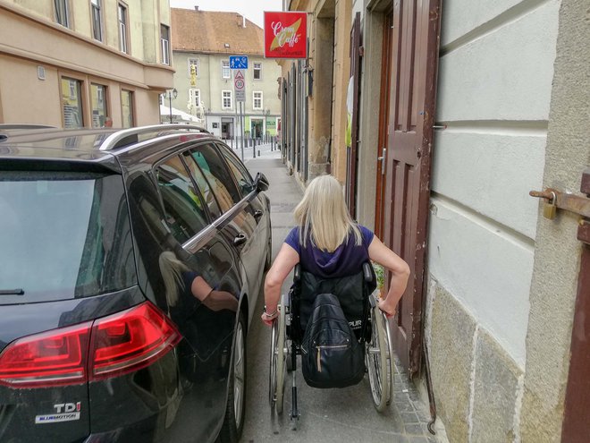 Študenti Fakultete za logistiko Celje so na lastni koži izkusili, s kakšnimi ovirami vse se morajo v starem mestnem jedru spoprijemati invalidi na vozičkih. FOTO: arhiv DPJŠ