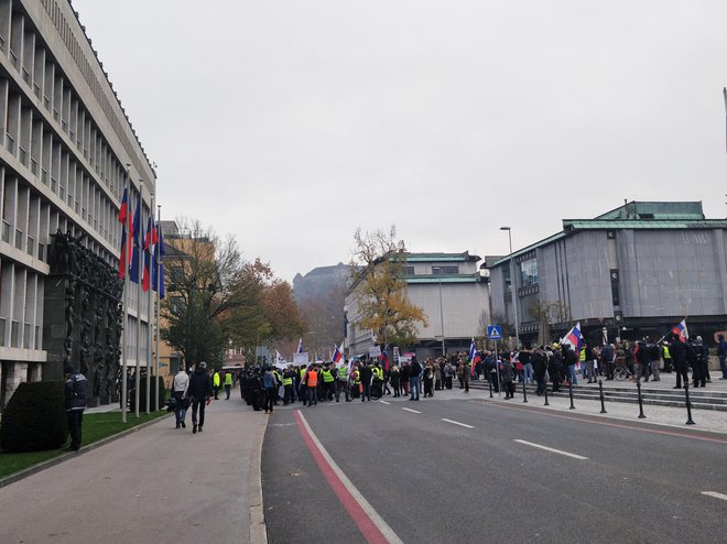 Proti sporazumu, ki je bil danes potrjen v Marakešu, so tudi danes protestirali pred državnim zborom. Prvi protest je potekal ob izredni seji državnega sporazuma na to temo. Izredno sejo je zahtevala stranka SDS, k protestom je tedaj pozval Janez Janša. F