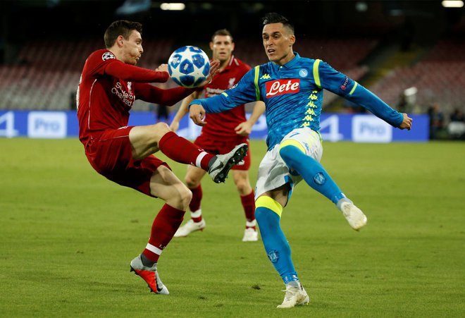 Igralci, kakršna sta Liverpoolov Andy Robertson in Napolijev Jose Callejon, nocoj ne bodo v ospredju, a bo od razpleta njihovih dvobojev marsikaj odvisno. Foto Reuters