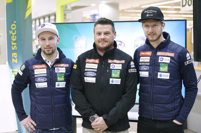 Čater, trener Peter Pen in Kosi so strnili vtise na novinarski konferenci pred odhodom na tekme v Val Gardeno. FOTO: Blaž Samec/Delo