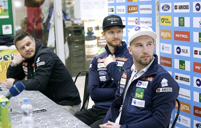 Trener Pen (levo) pravi, da se Kline ponaša z najboljšimi rezultati, Čater (desno) je najboljši smučar v ekipi, Kosi (v sredini) pa tisti, ki se najbolje pripravi za tekmo. FOTO: Blaž Samec/Delo