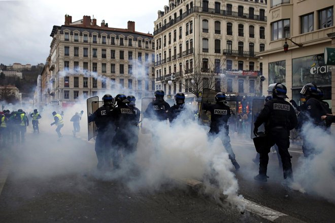 Protestniki v Lyonu. FOTO: Laurent Cipriani/Ap