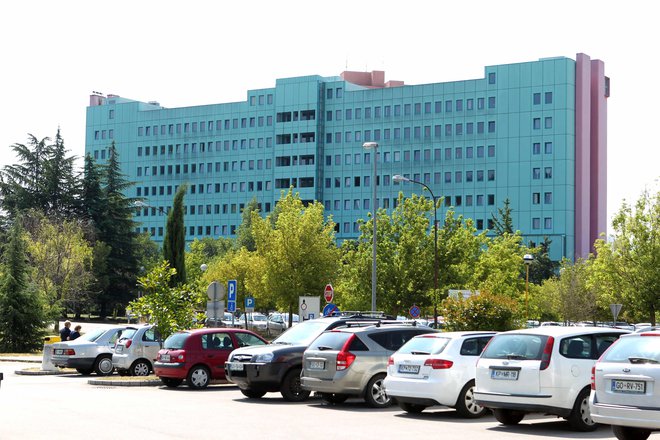 Bolnišnica kljub sanacijskemu programu in 7,1 milijona evrov sanacijske pomoči, ki jo je nazadnje prejel od države, ostaja globoko v rdečih številkah. Foto Igor Mali