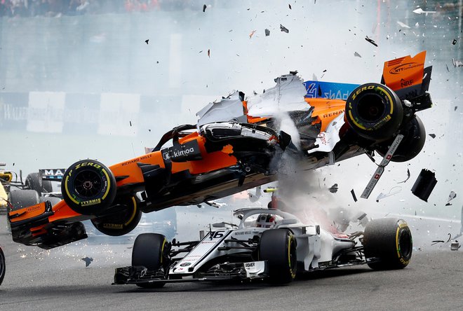 Na dirki formule ena za veliko nagrado Belgije sta že v prvem krogu trčila Fernando Alonso in Charles Leclerc. Foto Francois Lenoir Reuters