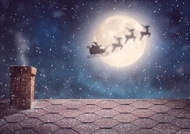 Merry Christmas and happy holidays! Santa Claus flying in his sleigh on background moon sky. Christmas story concept. Foto Choreograph Getty Images/istockphoto
