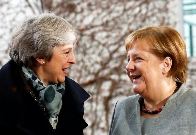 Britansko premierko Thereso May je v Berlinu sprejela nemška kanclerka Angela Merkel.&nbsp; FOTO: REUTERS/Fabrizio Bensch&nbsp;