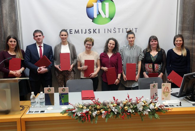 Uspešni doktorski raziskovalci na Kemijskem inštitutu (z leve): Jasna Brčić, Andrej Emanuel Cotman, Ana Bjelić, Petra Muri, Sara Drvarič Talian, Tea Lenarčič, Marta Debeljak in Eva Kranjc. Foto Mavric Pivk