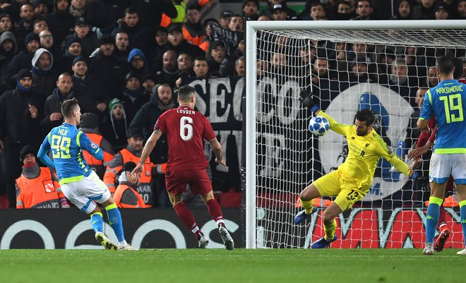 Alisson Becker je takole ubranil strel Arkadiusza Milika in rešil Liverpool pred zgodnjim izpadom. FOTO: AFP