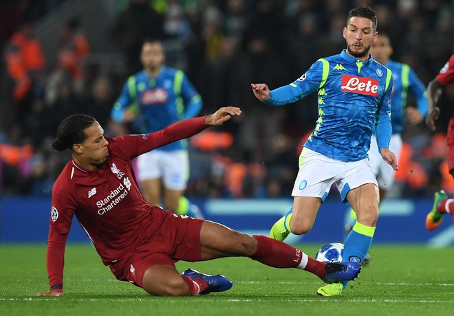 Virgil van Dijk bi si za štart nad Driesom Mertensom zaslužil tudi rdeči karton. FOTO: AFP