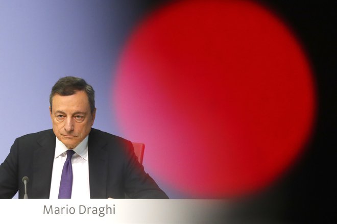 Predsednik ECB Mario Draghi je najbolj zaslužen za ohranitev evra in njegovo spodbujevalno vlogo v Evropi. FOTO Reuters