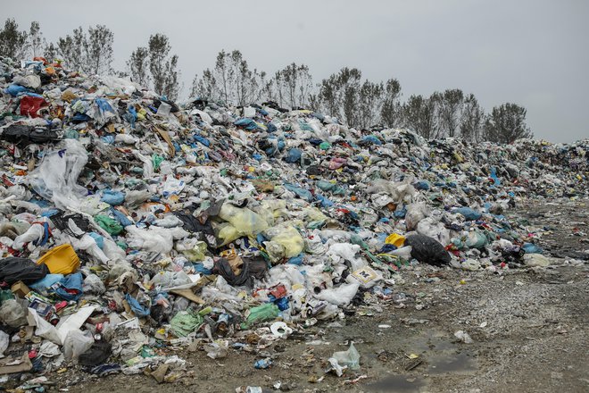 Plastiko je treba preusmeriti iz odpadka v nov material. FOTO: Uroš Hočevar/Delo