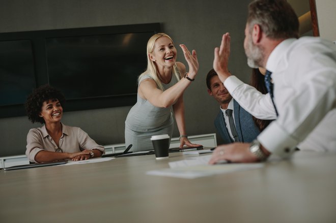 V prednosti so podjetja, v katerih vodje zaposlene ne samo slišijo, temveč jih tudi poslušajo ter jih spodbujajo, da s svojimi idejami prispevajo k rasti in razvoju organizacije. FOTO: Shutterstock