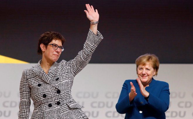 Annegret Kramp-Karrenbauer bi v morebitni novi politični krizi lažje sestavila vlado kot njena politična mentorica Angela Merkel. FOTO: Reuters