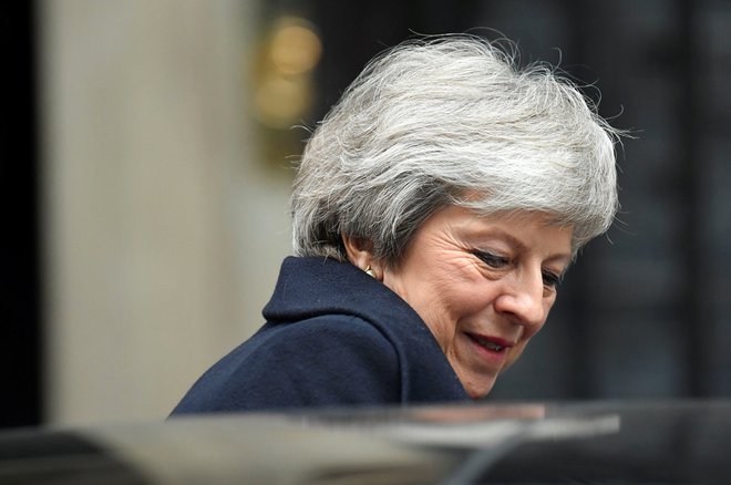 Britanska premierka Theresa May bo še nekaj časa ostala na položaju. FOTO: REUTERS/Toby Melville
