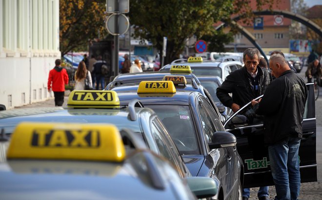 Člani Taxi društva Ljubljana prevažajo večinoma z luksuznimi vozili. Foto Blaž Samec