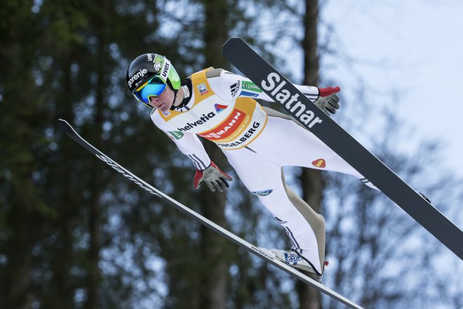 Domen Prevc je v Engelbergu zmagal leta 2016 in s 144 metri tudi postavil rekord skakalnice. FOTO: AP