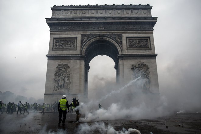 V Franciji je predsednik Emmanuel Macron izgubil nadzor, čeprav ga ne bodo giljotinirali, je politični mrtvec.<br />
Foto AFP