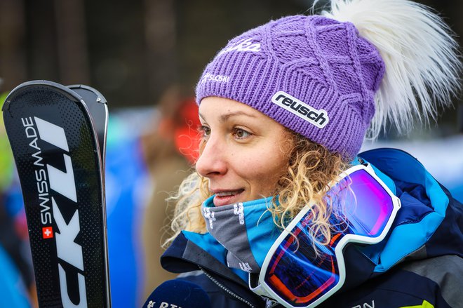 Ilka Štuhec bo kljub temu, da večino zime preživi na poti, lahko ostala v stiku z navijači. FOTO: Reuters